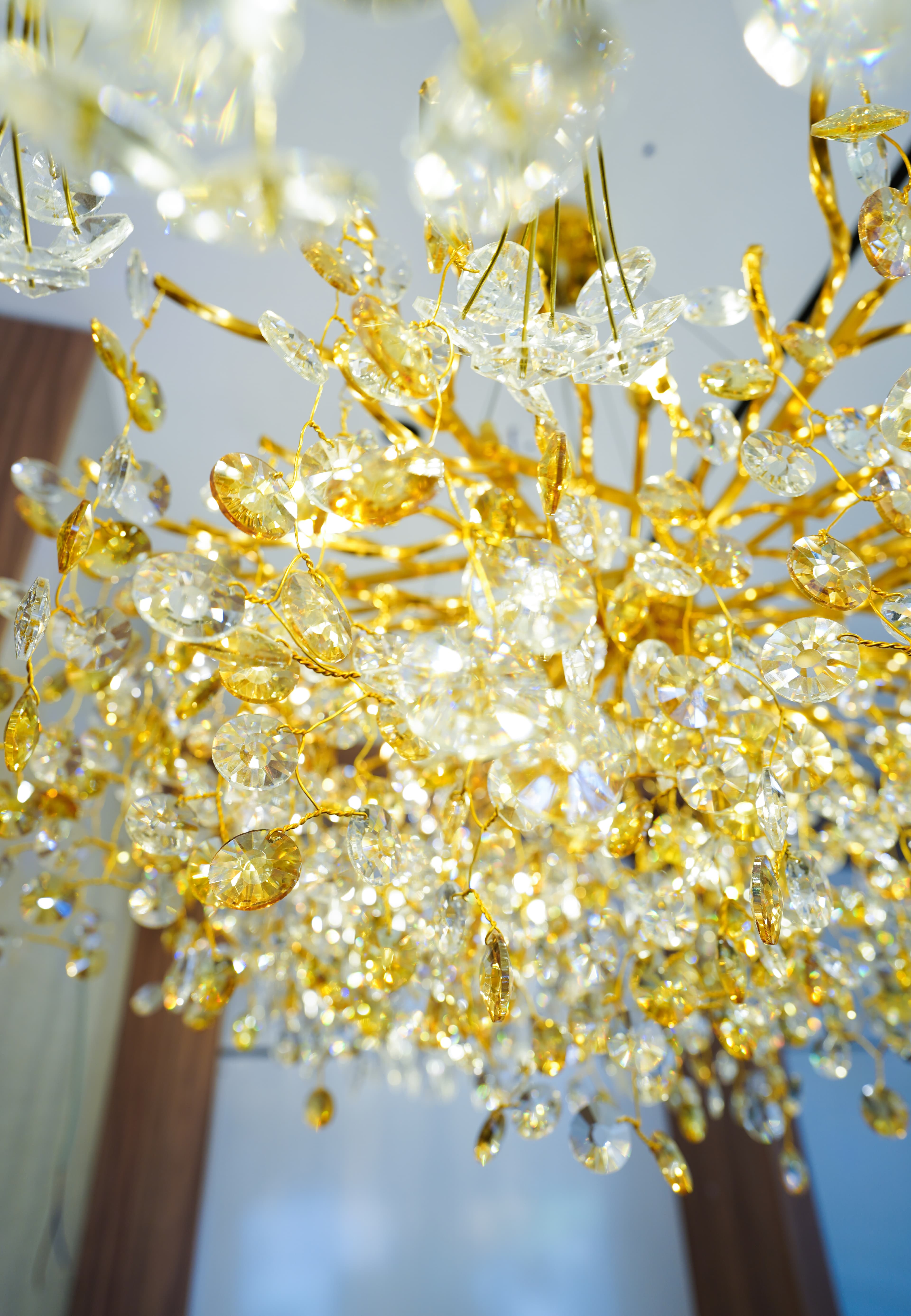 Salon élégant sublimé par un lustre décoratif
